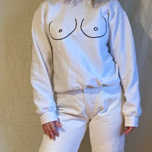 Tröja - Vit tröja med tryck på. Superskön💕