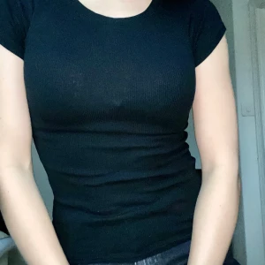 Svart T-shirt - Tight svart T-shirt. 👗 5 plagg för 200 👗