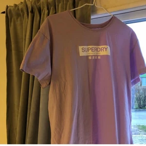 Superdry T-shirt i fin lila pastellfärg  - Använd 1-2 gågner Max. Mycket fint skick. 