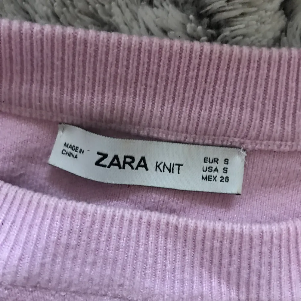 Långärmad lila/rosa vidärmad tröja från Zara! Super skön och fin! Inte använd så mkt, frakt tillkommer❤️. Tröjor & Koftor.
