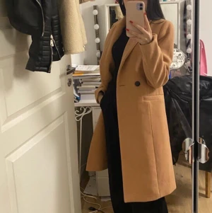 Vero Mora Kappa - Camel vintage från Vero Mora. Helt nya och oanvända. Storlek XS. aldrig använt då jag inte passar i kappa, men super snygg, köpt för 799kr på Vero Mora. Hör av dig om du är intresserad eller har några frågor! 🤗