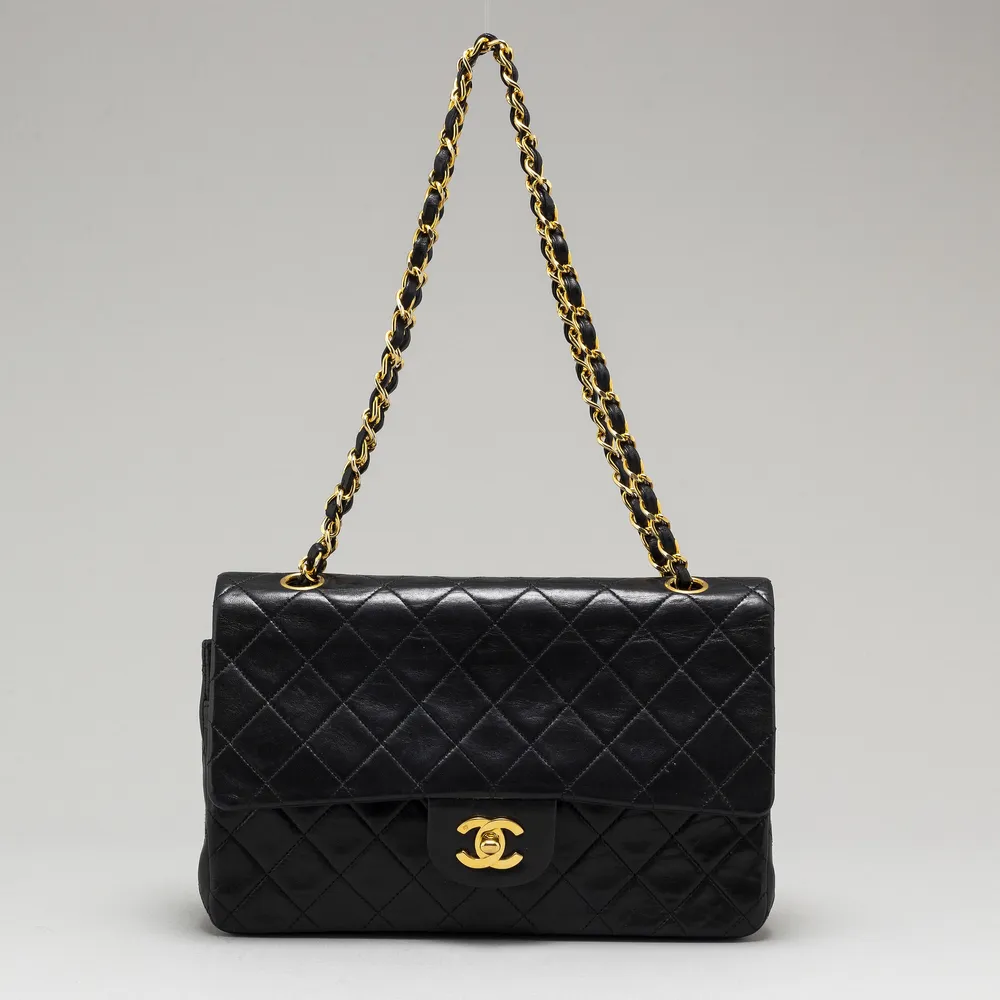 Chanel “Gabrielle” säljes pga har ny , helt i nyskick, äkthetskort och påse medföljer. Nypris ca 45000. Väskor.