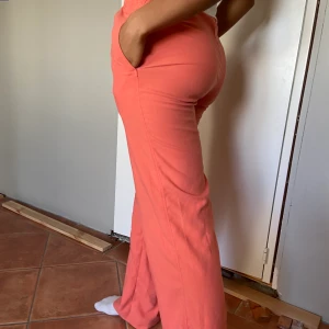 Peach kostymbyxor  - Från Weekday, stl 38, bra passform och bekväma