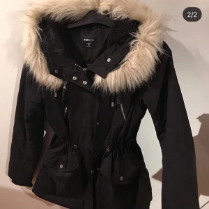 Vinterjacka med fuskpäls - Vinterjacka med avdragen fuskpäls. Frakten ingår i priset.