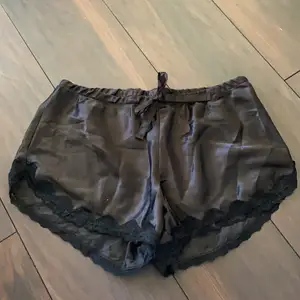 Svart pyjamasshorts i silke, storlek m men små i storleken, skulle mer säga en S.