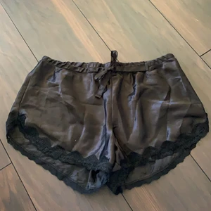 Pyjamasbyxor  - Svart pyjamasshorts i silke, storlek m men små i storleken, skulle mer säga en S.
