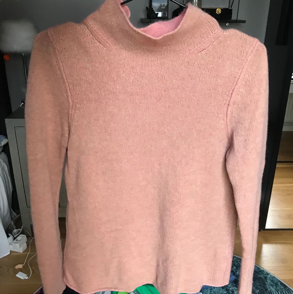 Orange-rosa kashmir tröja från Lamberto Losani. Vädligt bra skick och mjuk och skön. Nypris ca 1000kr. Köparen står för frakt.. Tröjor & Koftor.