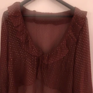Volang Tröja  - Fin topp med volanger och glitter. Som ny. 