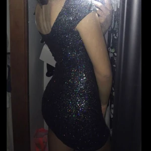 Klänning från hm - Frän glittrig klänning från hm. Använd enstaka gånger och är nu för liten för mig. Letar efter en ny ägare. Asfin att ha till nyår eller andra festligheter ✨✨✨