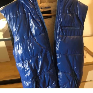 Blå väst  - Blå bäst knappt använd 