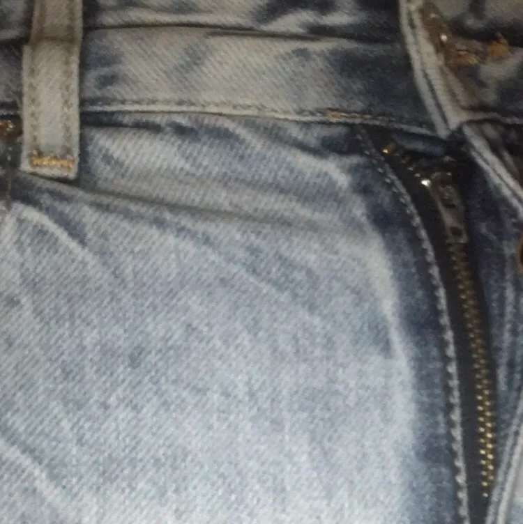 Dessa jeans är i super fint bortsett från att gylfen är   sliten vilket syns när den är öppen men när den är stängd ser den normal ut(se bild tre) jeansen går över hälen på mig som är 166☺️ skickar med en spårbar frakt så att du ser vart paketet befinner sig! är inte helt säker på att jag vill sälja men får jag ett bra bud så självklart!😁(priser som är inskrivet är högsta budet just nu)❌köp direkt för 300!❌❌reserverade❌. Jeans & Byxor.