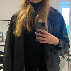 Vintage skinnjacka - Köpt second hand för 500kr.🥰 det är en storlek 40 dam!