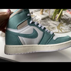 Nike air jordans  - Säljer mina air jordans turbo green höga då jag ej använder dom. Kan ej garantera att dom är äkta!! Dom är använda 2 gånger. Storlek 36 men passar 37/38! Du står för frakten som är 95kr spårbar!! (Lägger ut på fler ställen för mer chans att få dom sålda!!) bud på 1600kr