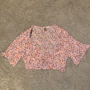 Fin blus - Blommig blus ifrån hm💖💖 frakt-44kr
