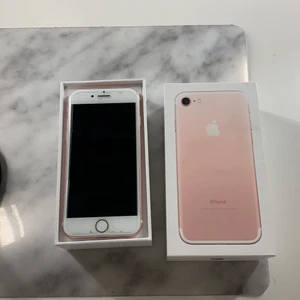 En iPhone 7  - En iPhone 7 i bra skick, hel men dock sprickor i extra glaset. Kan få ett skal på köpet:)