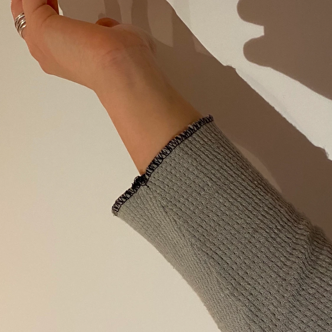 Svartgrå tröja  - 91