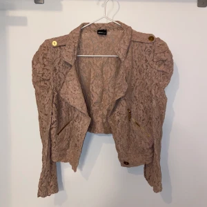 Kavaj - Kavaj från GinaTricot som vart sparsamt använd. Guldknapparna på axlarna har tappat lite färg, men i övrigt i mycket fint skick.