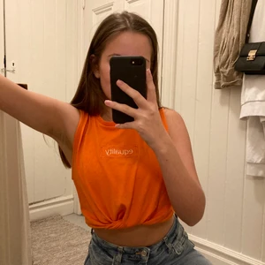 Equality Croptop i M - Croptop från Divided by H&M med Knut längst fram (som jag har vikt in) och broderad ”Equality” text. Knappt använd och super bekväm. Köparen står för frakten :-) 