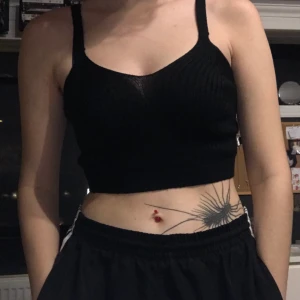 Svart ribbad croptop linne - Croptop figursytt linne från Bikbok, mjukt och bekvämt material som är stretchigt
