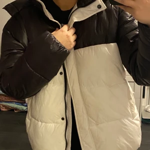 Jacka  - En väldigt varmt och skön jacka med luva från NAKD✨ den är oversized i modellen. Frakten står köparen för💕 kan även mötas upp i Stockholm🤗