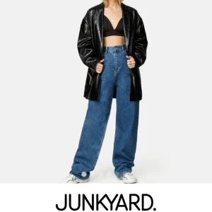 Baggy jeans från Junkyard XS - Säljer dessa pga att de var lite för stora för mig i midjan och inte kommer till användning. Jag är själv 176 och de sitter perfekt i längden om man har skor på sig.                     Nypris 499kr.                                                                   Buda från 200 kommentarerna. 