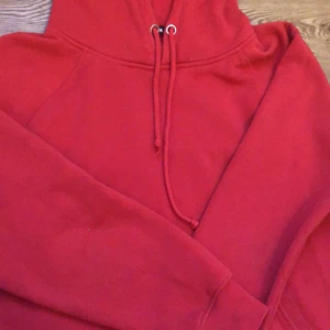 Röd hoodie - Lite nopprig men annars bra skick! 