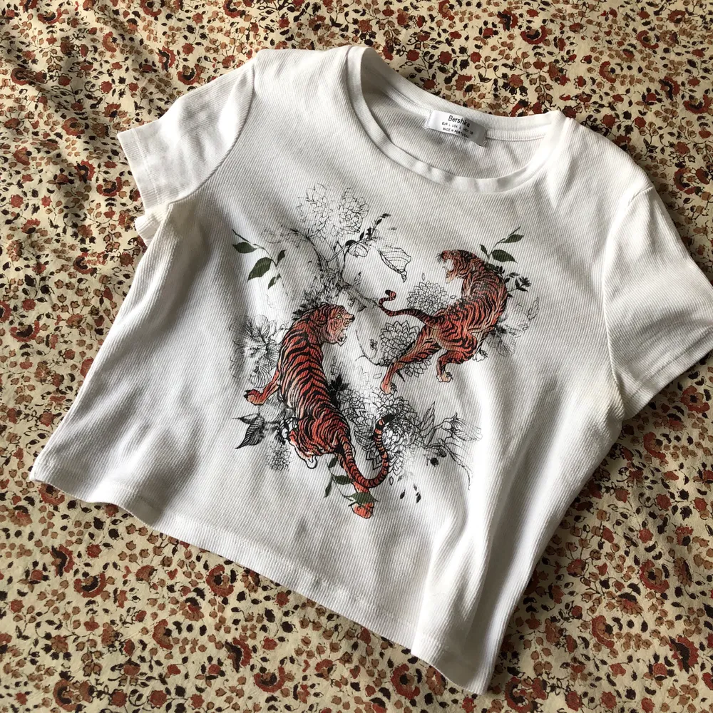 Supersöt T-shirt från Bershka i babytee modell. Säljer då den tyvärr inte riktigt är min stil nåmer så hoppsan nån annan får mer användning av den! 🥰 kan mötas upp i malmö, annars står köparen för frakt 🚚 💕. T-shirts.