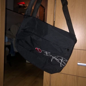 BJÖRN BORG VÄSKA - Oanvänd Björn Borg sidoväska. Tillräckligt stor för att få plats med en laptop i sig. Gott med fack och utrymme. 