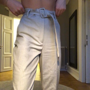 Zara kostymbyxor - Ett par jätte fina kostymbyxor som går att spänna inbjud mycket man vill i midjan. Säljer pågrund av inte riktigt min stil. Aldrig använd och jätte bra skick 70kr +frakt 