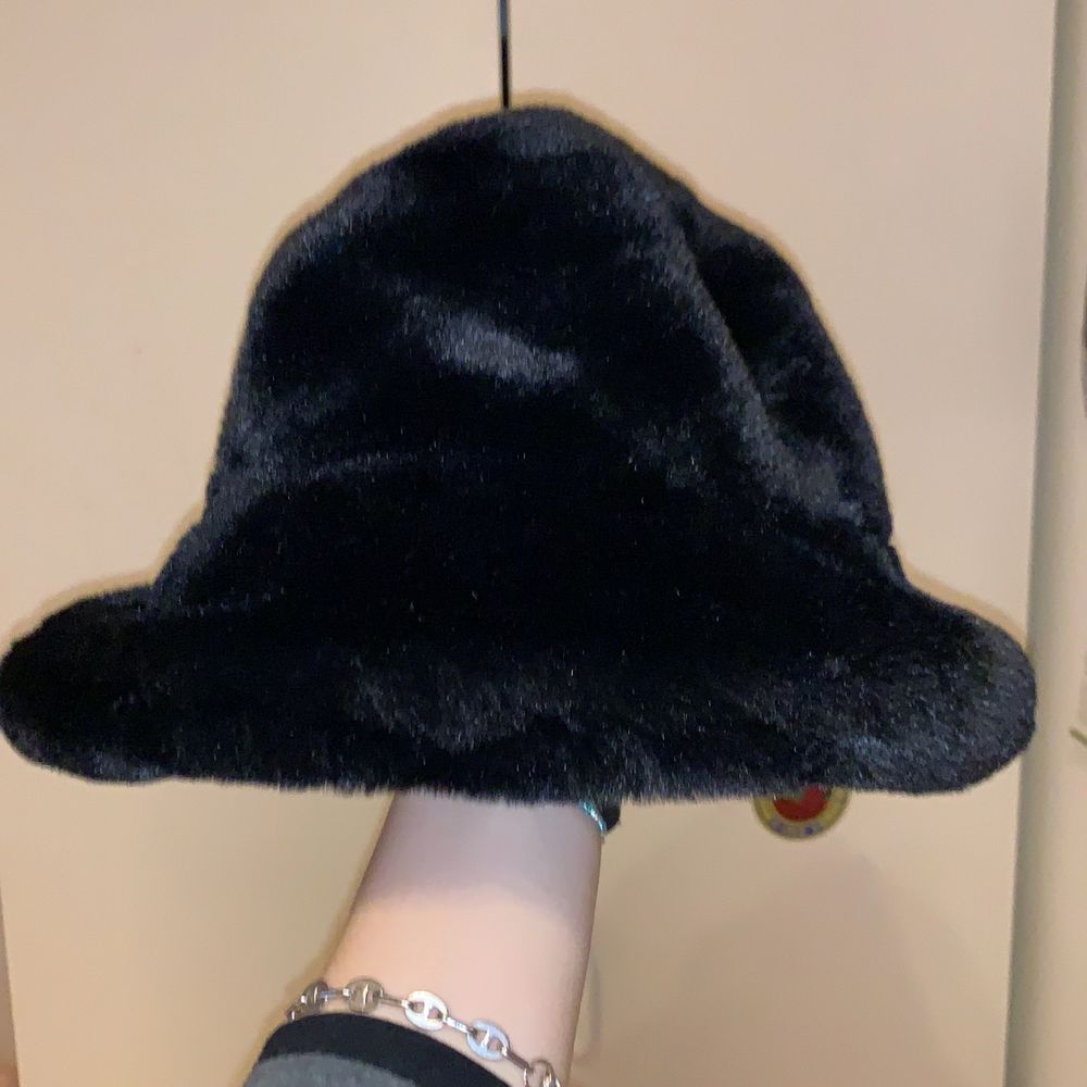 Säljer denna svarta buckethaten från Boohoo, går ej att köpa i svart via deras hemsida längre. Skriv i chatten för fler bilder/frågor! 🖤. Accessoarer.