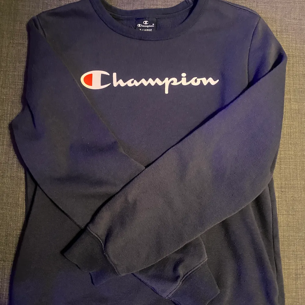 Säljer denna jättefina och sköna sweatshirt ifrån Champion då den inte kommer till användning💕Den är i barnstorlek XL så den passar folk från XXS-S💕kontakta mig vid frågor eller intresse💕. Hoodies.