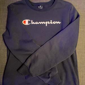 Säljer denna jättefina och sköna sweatshirt ifrån Champion då den inte kommer till användning💕Den är i barnstorlek XL så den passar folk från XXS-S💕kontakta mig vid frågor eller intresse💕