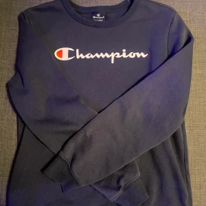 Champion sweatshirt - Säljer denna jättefina och sköna sweatshirt ifrån Champion då den inte kommer till användning💕Den är i barnstorlek XL så den passar folk från XXS-S💕kontakta mig vid frågor eller intresse💕