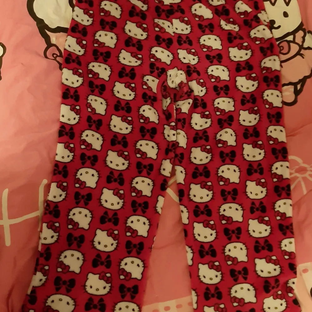 Hello Kitty byxor i fleece, som nyskick. Storlek 2-xl. Jag brukar ha S, de är för stora för mig och har bara legat i en garderob. Första bilden stämmer mest med den egentliga färgen! Finns ett resårband i som man kan knyta som man vill. Om du vill ha mått är det bara att DM:a ☺                  AVSLUTAS 21:00 Söndag 6/12  Högsta bud: 350kr. Jeans & Byxor.