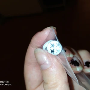 Helt nya studs med dödskallar - Ser lite ut som stiften till anslagstavlan.