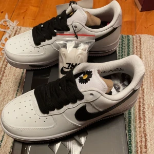 Nike air force 1 para-noise 2.0 - Air force 1 para-noise 2.0 DS (aldrig använda) EU 38.5 . OBS, kolla på bilder online , den vita färgen går av själv (det är så det ska vara) , under finns det en annan färg/ texture , som kommer fram med användning, så väldig viktigt att du kollar upp det . 