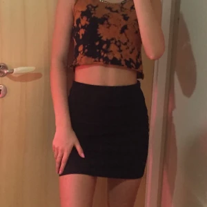 Kort kjol  - En svart, kort kjol. Är gjord av bra material.  (priset kan diskuteras)❤️