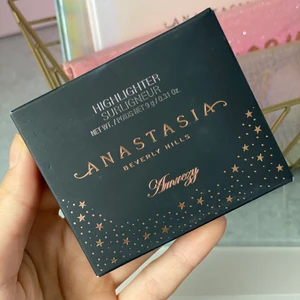 Anastasia Beverly Hills Amrezy highlighter - Säljer en HELT OANVÄND Limited edition Amrezy highlighter som är slutsåld överallt! Den kommer aldrig att komma tillbaka igen, därav det höga priset!⭐️ Säljer för 440kr  inklusive frakt!!