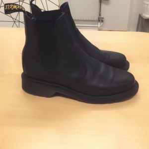 DR MARTENS / storlek 36 - Säljes pga av att dom inte används. Använda 1 gång. Ligger ute på flera sidor. Nypris 1900 så vill gärna ha 600 kr för dom :). 