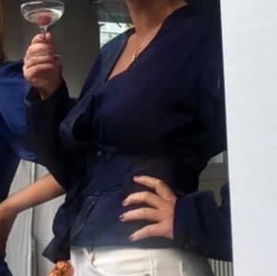 Blå blus i glattat material - 90