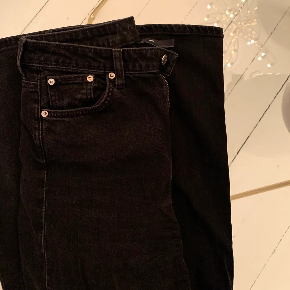 Säljer dessa jeans i Weekdays modell ”ACE” i storlek 26/30. Som nya, använda enstaka gång. Nypris:500. Jeans & Byxor.