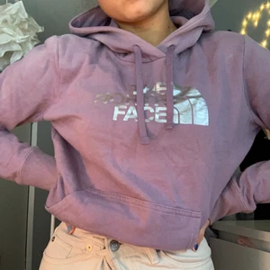 The north face hoodie lila - Köpte denna hoodien i london för cirka ett år sen på en secondhandaffär. Kommer inte ihåg priset men kan gissa att det låg runt 300kr. Hoodien har använts men inte på ett tag. Något bra att veta är att på luvan och lite på axlarna är hoodien blekt lite ljusare. 