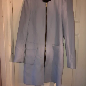 HM Kappa stl 34 - Ljusblå HM kappa stl 34 men passar för stl 36 också. Jätte fint skick!