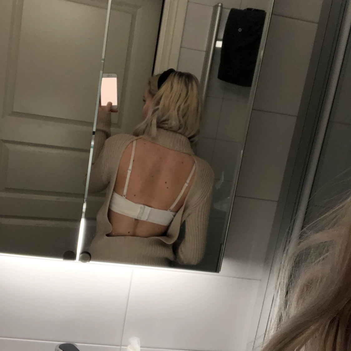 Stickad tröja med öppen rygg Stl XS - 90