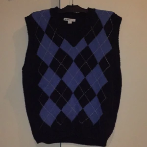 argyl sweater vest - INTESSEKOLL!!! Skriv ditt högsta bud privat!😘😘 Använd 2 gånger,köpt på subdued i Tyskland🤩 Startar på 250!