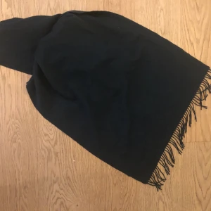 Halsduk weekday  - Mörkgrön mjuk halsduk från Weekday. Fint skick förutom små hål på ett ställe, inget som man märker när man bär den. 