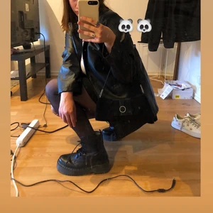 Skinnkläder! - säljer min älskade skinnblazer! använd relativt mycket men i fint skick, det finns dock en upprivning på ena ärmen under jackan (inuti), inget av det syns alls på utsidan och man känner inte heller av det. (den kom så när jag köpte den) har strl 40 för en oversized look. är en 38, så den skulle kunna passa 36-40 beroende vilken look du söker. ett bälte medkommer