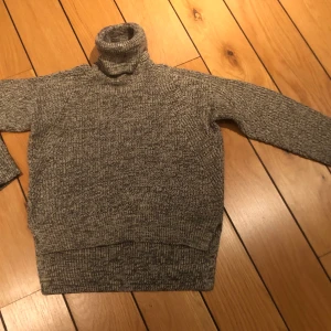 NLY Tröja - Jättefin gråmelerad tröja från NLY. Endast använd en gång, ej tvättad. Som ny! Storlek XS kan skickas mot porto. 