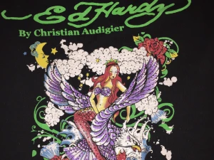Ed Hardy linne  - INTRESEKOL på mitt ed Hardy linne. Super fin tryck där fram har också ett annat tryck där back! Super mysig jätte skön. Men använder Tyvär inte så mycket!💋 BUDA I KOMENTARERNA! 
