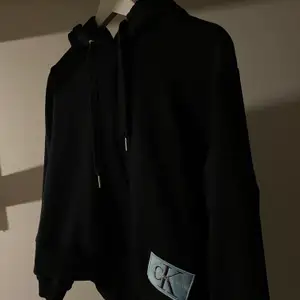 En svart Calvin Klein hoodie i storlek xs. Säljer för 500 och den är fraktfri. Betalar även genom swish, så om du är intresserad är det bara att dma :)